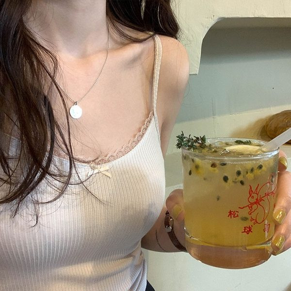 Maieu scurt de damă cu dantelă la decolteu