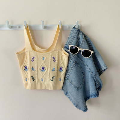 Top scurt tricotat, cu broderie și decolteu pătrat