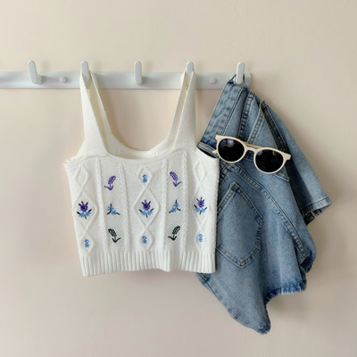 Top scurt tricotat, cu broderie și decolteu pătrat