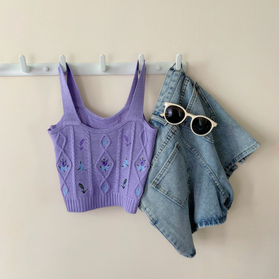 Top scurt tricotat, cu broderie și decolteu pătrat