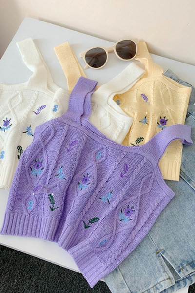 Top scurt tricotat, cu broderie și decolteu pătrat