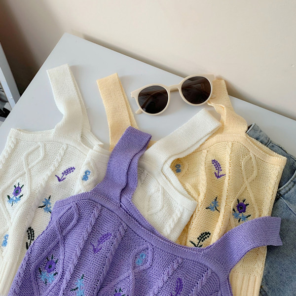 Top scurt tricotat, cu broderie și decolteu pătrat