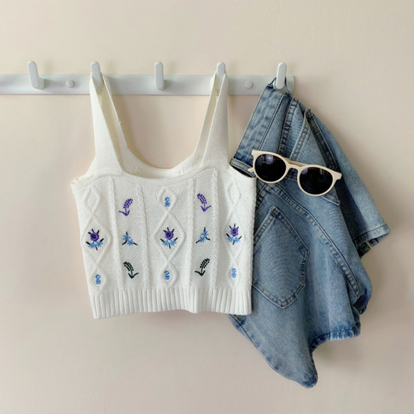 Top scurt tricotat, cu broderie și decolteu pătrat