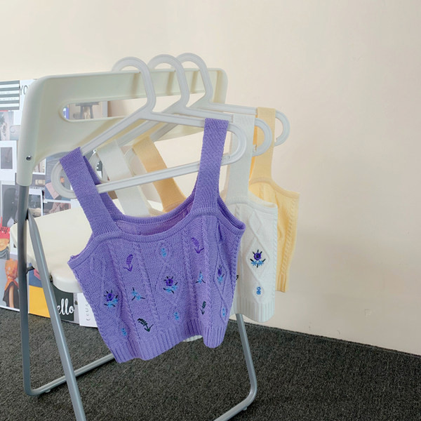 Top scurt tricotat, cu broderie și decolteu pătrat