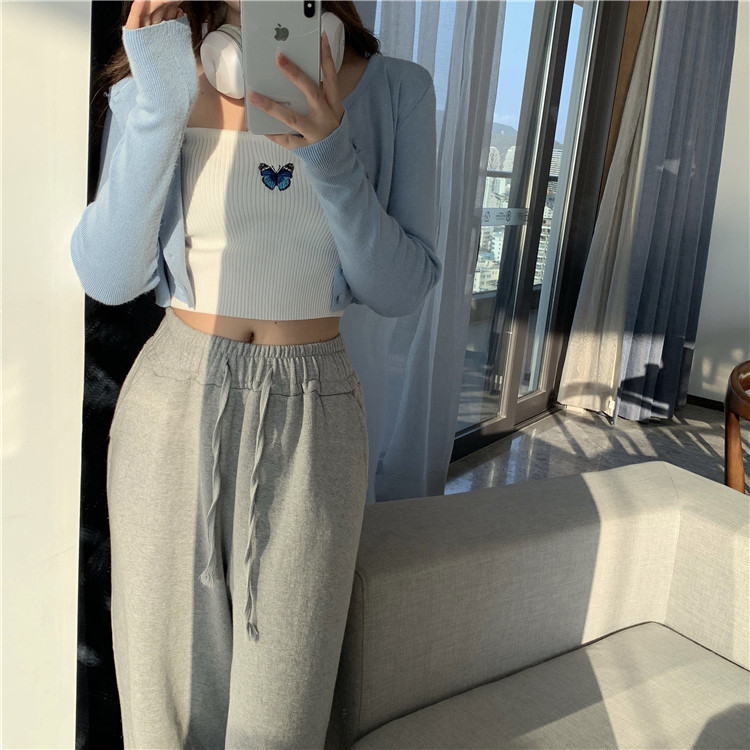 Moteriškas laisvalaikio trumpas apatinis trikotažas su plonais petnešėlėmis ir siuvinėjimais