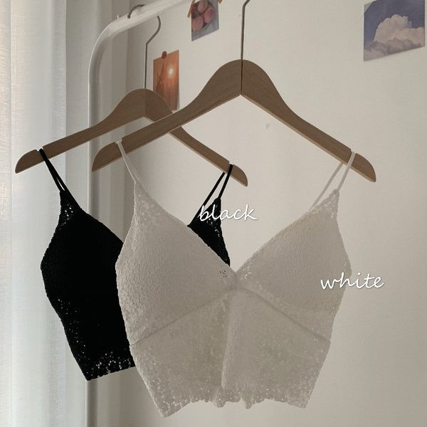 Top din dantelă cu bretele subțiri și decolteu spitz