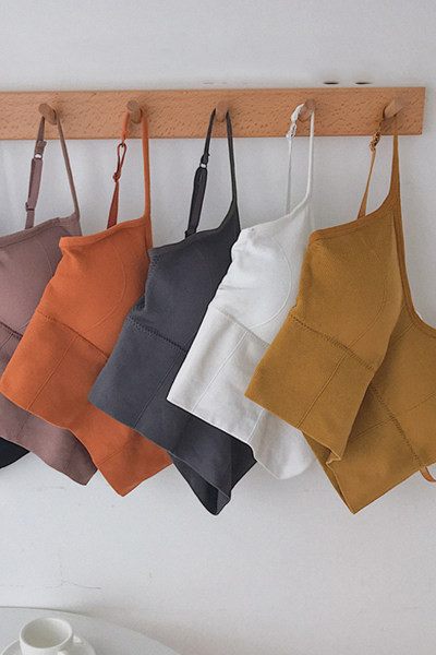 Top scurt de damă, cu bretele subțiri și decolteu spitz