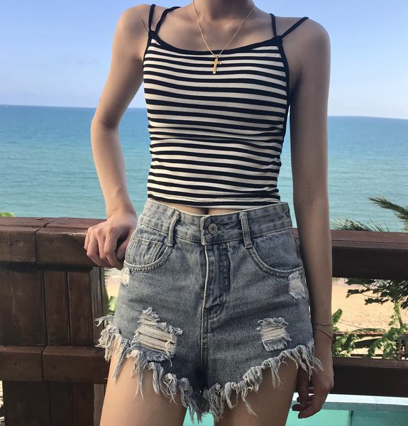 Maieu scurt cu bretele subțiri încrucișate pe spate