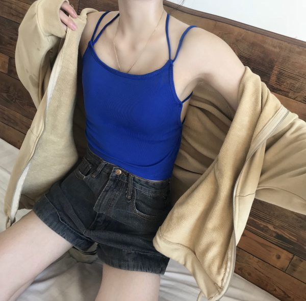 Maieu scurt cu bretele subțiri încrucișate pe spate