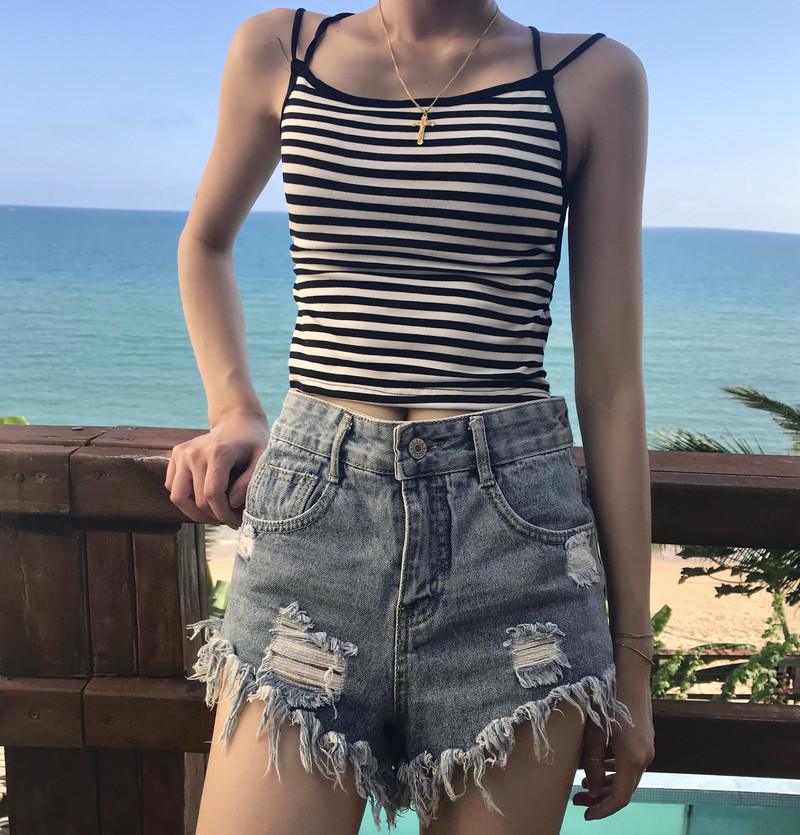 Maieu scurt cu bretele subțiri încrucișate pe spate