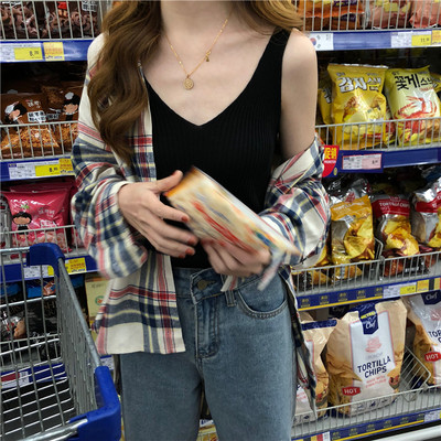 Model de maiou simplu cu decolteu spitz și bretele largi