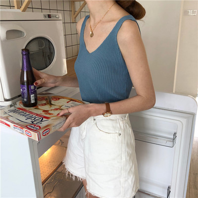 Model de maiou simplu cu decolteu spitz și bretele largi