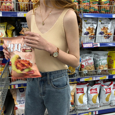 Model de maiou simplu cu decolteu spitz și bretele largi