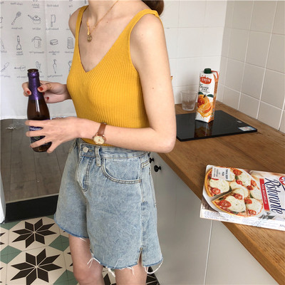 Model de maiou simplu cu decolteu spitz și bretele largi