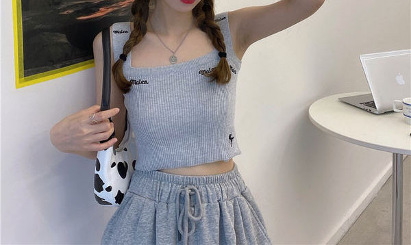 Maieu de damă model nou cu inscripții și decolteu pătrat