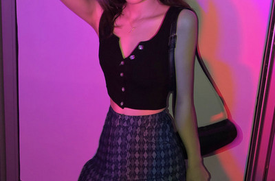 Maieu de damă cu nasturi și decolteu oval