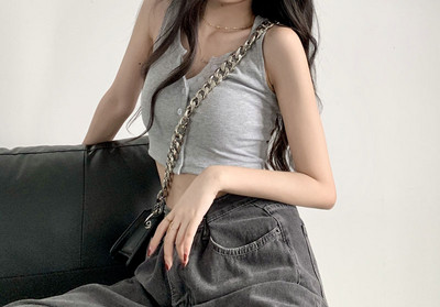 Maieu de damă cu nasturi și decolteu oval