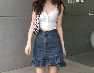 Maieu de damă cu nasturi și decolteu oval