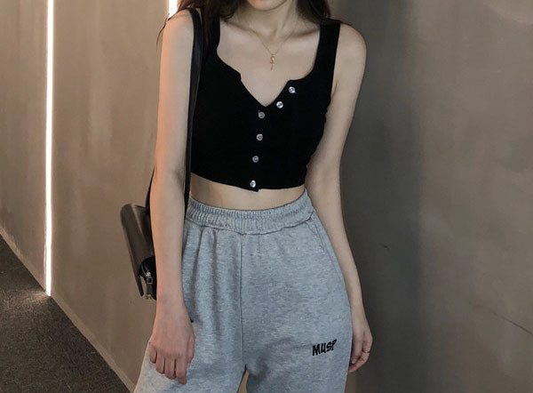 Maieu de damă cu nasturi și decolteu oval