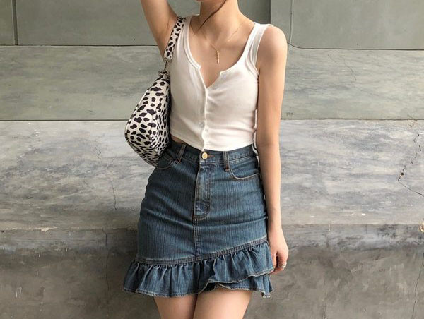 Maieu de damă cu nasturi și decolteu oval