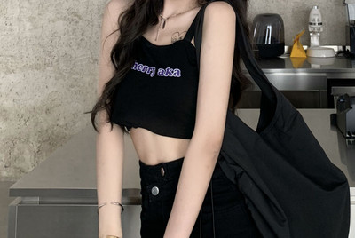 Maieu scurt de damă cu inscripție și bretele largi