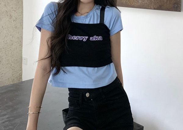 Maieu scurt de damă cu inscripție și bretele largi