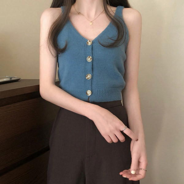 Maieu de damă tricotat cu nasturi și decolteu spitz