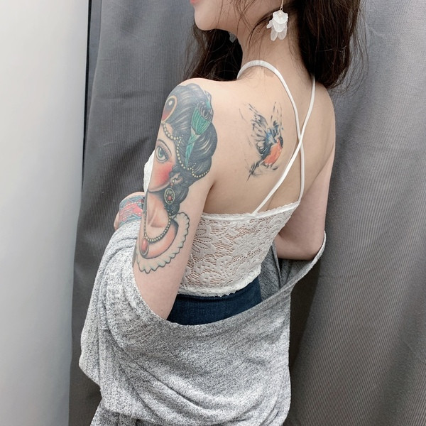 Maieu de damă din dantelă cu bretele încrucișate