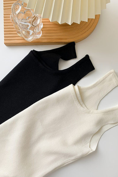 Καθημερινή γυναικεία αμάνικι μπλούζα με τετράγωνο ντεκολτέ σε λευκό και μαύρο χρώμα