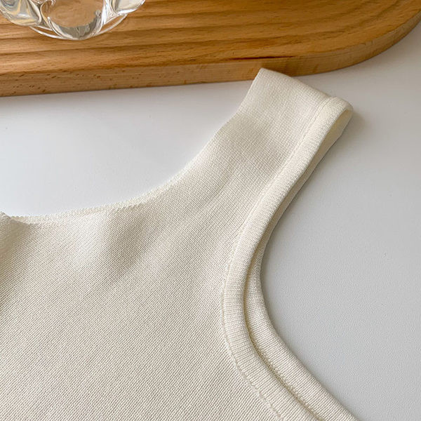 Καθημερινή γυναικεία αμάνικι μπλούζα με τετράγωνο ντεκολτέ σε λευκό και μαύρο χρώμα