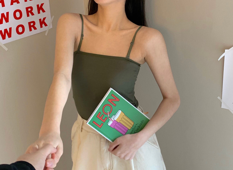 Γυναικεία κοντή αμάνικι  μπλούζα με ρυθμιζόμενα τιραντάκια