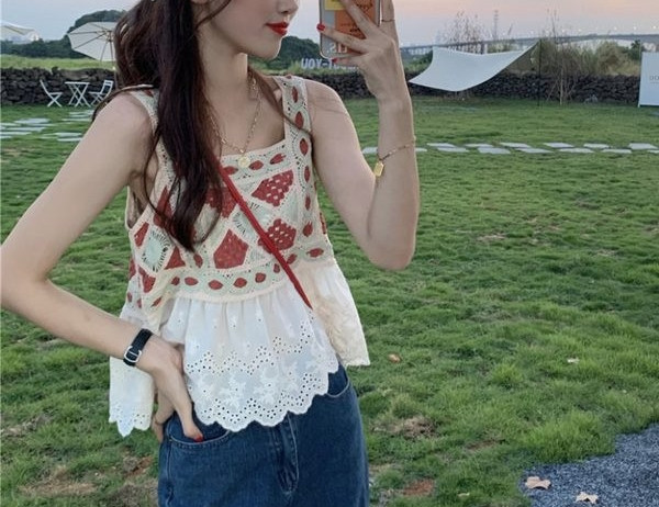 Γυναικεία αμάνικιμπλούζα με κέντημα και φαρδιά τιραντάκια