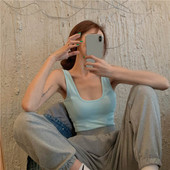 Μονόχρωμη γυναικεία αμάνικι μπλούζα με οβάλ λαιμόκοψη