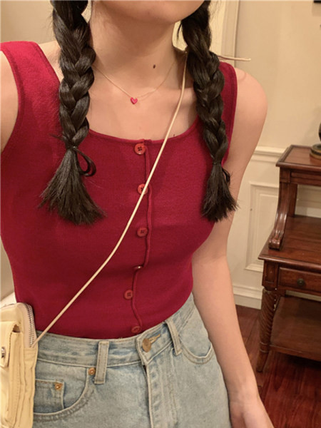 Top de damă elastic cu nasturi