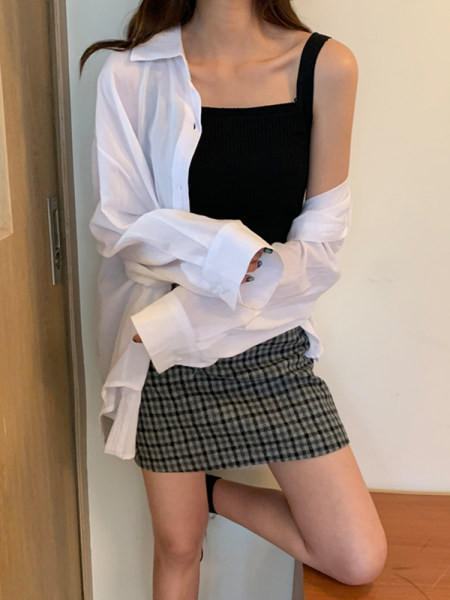 Maieu de damă din tricot subțire, cu decolteu pătrat și bretele largi