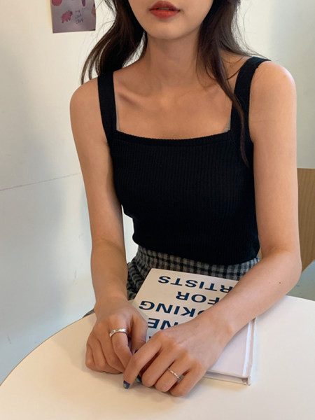 Maieu de damă din tricot subțire, cu decolteu pătrat și bretele largi