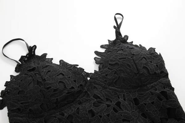 Trumpai prigludusi nėriniuota krūtinė