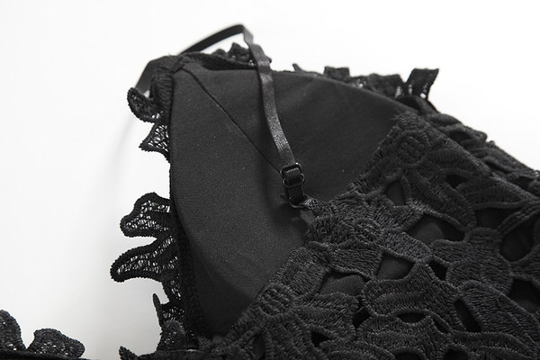 Trumpai prigludusi nėriniuota krūtinė