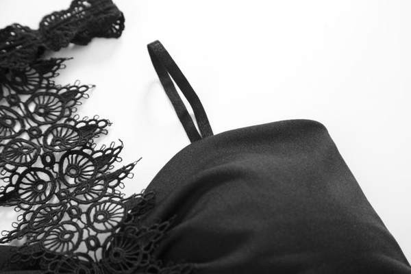 Bustiera scurta cu dantela si captuseala