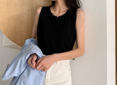 Top de damă model simplu cu decolteu în formă de O