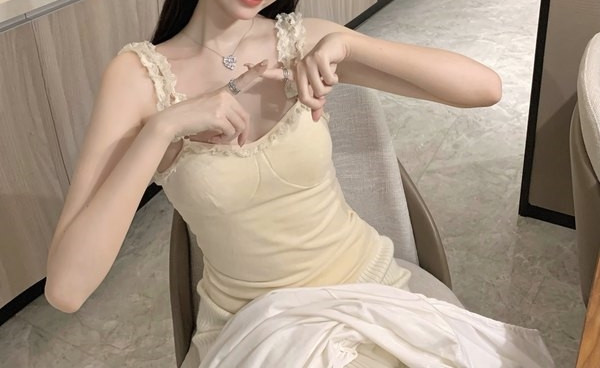 Ženska majica bez rukava s čipkastim naramenicama