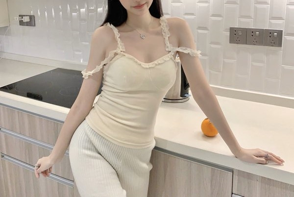 Ženska majica bez rukava s čipkastim naramenicama