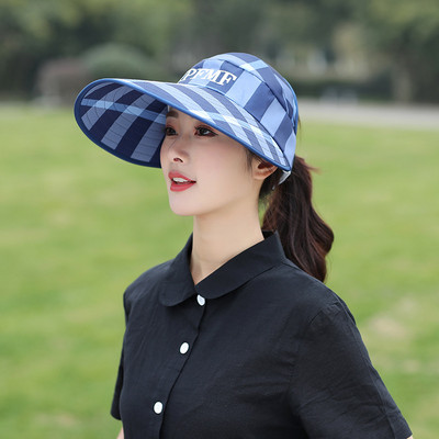 Ženska moderna kapa sa natpisom u različitim bojama