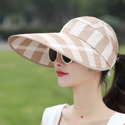 Ženska moderna kapa sa natpisom u različitim bojama