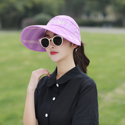 Ženska moderna kapa sa natpisom u različitim bojama