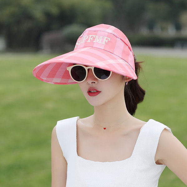 Ženska moderna kapa sa natpisom u različitim bojama