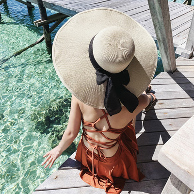 Palarie moderna de dama cu panglica si boru