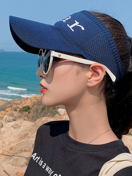 Pălărie modernă pentru femei cu inscripție