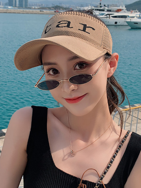 Pălărie modernă pentru femei cu inscripție