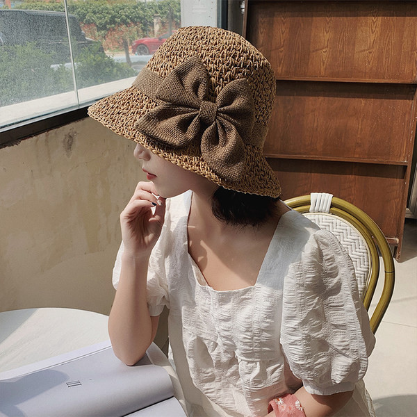 Palarie de dama tricotata cu panglica maro